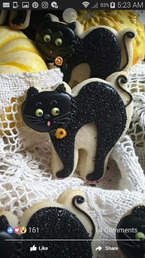 Black cat cookies Black Cat Cookies, Halloween Sugar Cookies Decorated, Cookie Halloween, Galletas Halloween, Postres Halloween, Dessert Halloween, Cookies Kids, Dulces Halloween, Halloween Cookies Decorated