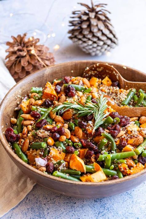 Healthy Vegan Christmas Salad with Quinoa and Green Beans Vegan Xmas Dinner, Salad Recipes Vegan, Xmas Dinner Recipes, Legume Recipes, Salad Meals, Salad With Quinoa, Vegan Xmas, Vegan Christmas Dinner, Christmas Salad Recipes