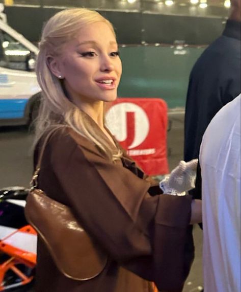 Ariana Grande Blonde Hair, Ariana Grande Hair, Ariana Grande Sweetener, Ariana Grande Cute, Ariana Grande Style, Ariana Grande Photos, Ariana Grande Pictures, Ariana G, Eternal Sunshine