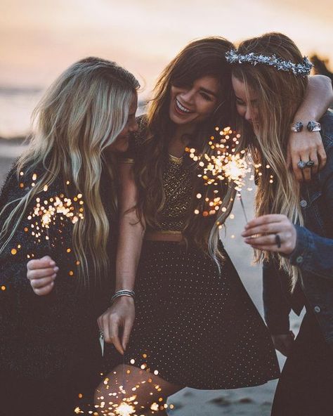 50 Fun and Creative Best Friend Picture Ideas You Should Try Best Friend Fotos, Bff Pics, Bff Photography, Photos Bff, Friendship Photography, Friendship Photos, Friendship Photoshoot, Sisters Photoshoot, Three Girls