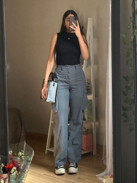 Trendy Jeans 2023 Women, Cargo Outfit Women, Lab Outfit College, Uni Outfit Ideas Summer, University Outfit Ideas Summer, Neat Casual Outfits, Casual Chic Outfits, Casual College Outfits, Winter Fashion Outfits Casual