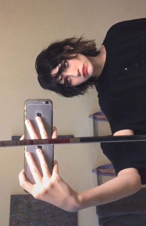 Short Black Hair With Bangs Grunge, Hair Cuts For Straight Hair Short, Short Hairstyle Women Emo, Short Alt Hair Straight, Short Haircut With Side Part, Short Haircut Grunge, Edgy Wolf Cut Hair, Wolf Cut Mullet Grunge, Wolf Cut Women Short