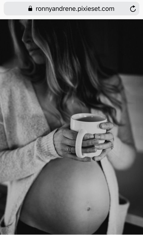 Maternity Shoot Home Ideas, Pregnancy Lifestyle, Maternity Photography Indoor At Home, Maternity Shoot At Home Ideas, Maternity Photo Ideas At Home, Take Your Own Maternity Photos, In House Maternity Shoot, Maternity Photography Ideas Winter, Kitchen Maternity Photos