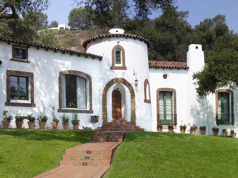 Spanish White | Body: Ultra Pure White 4050 Window frames: S… | Flickr Red Tile Roof, White Stucco House, Spanish Exterior, Stucco House, Spanish Courtyard, Paint Gallery, Mission Style Homes, Mediterranean Mansion, Spanish Hacienda