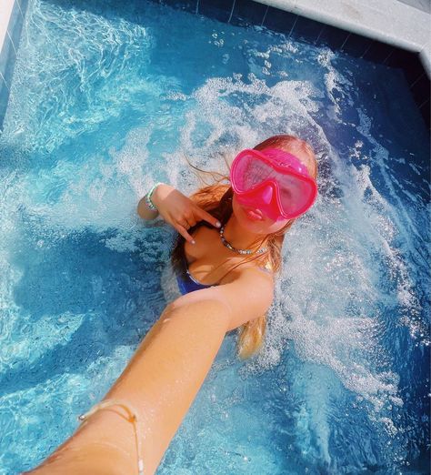 Preppy Pool, Preppy Girl Aesthetic, Beach House Aesthetic, Pool Picture, Preppy Girl, Pic Pose, Summer Goals, Summer Friends, Preppy Summer