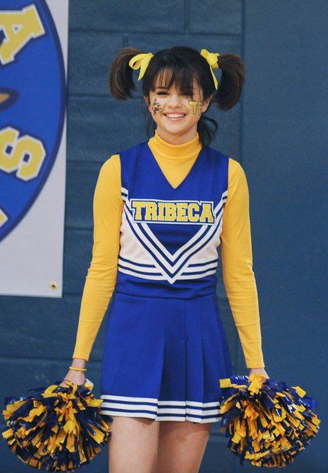 Selena Gomez as Alex Russo in Wizards Of Waverly Place. Wizards Of Waverly, Alex Russo, Wizards Of Waverly Place, Selena Gomez Pictures, Cinderella Story, Waverly Place, Selena G, Old Disney, Celebrity Moms