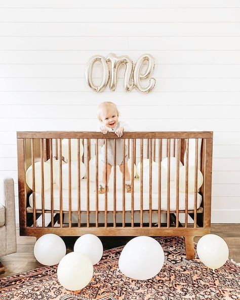 Crib Birthday Pictures, In Home 1st Birthday Pictures, First Birthday Room Decoration, 1st Birthday Wake Up Ideas, 1st Birthday Morning Surprise, Unique First Birthday Photoshoot Ideas, First Birthday Boy Photoshoot Ideas, Milestone Picture Ideas Birthday Parties, 1st Birthday Morning Ideas