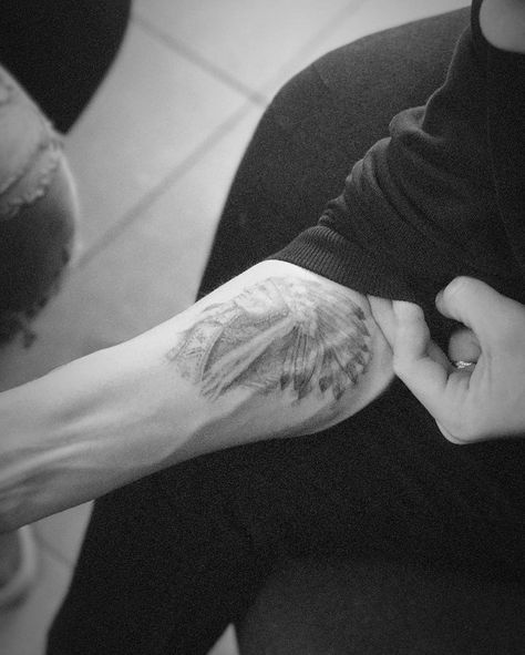 A Guide to All of Brooklyn Beckham's Tattoos Brooklyn Beckham Tattoo, Mark Mahoney, Pointe Dancer, Many Tattoos, Brooklyn Tattoo, Romantic Tattoo, Back Tats, American Indian Tattoos, Romeo Beckham