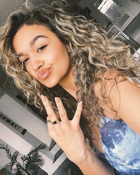 Blonde Highlights Curly Hair, Les Pogues, Outer Banks Style, Madison Bailey, Highlights Curly Hair, Brunette Hair With Highlights, Jj Maybank, Colored Curly Hair, Hair Inspo Color