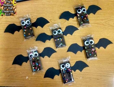 Cosmic brownie bats Bat Brownies, Kid Halloween Treat Bags, Halloween Classroom Treats, Halloween Brownies, Halloween Treat Tags, Halloween School Treats, Halloween Class Party, Halloween Party Treats, Halloween Treats For Kids