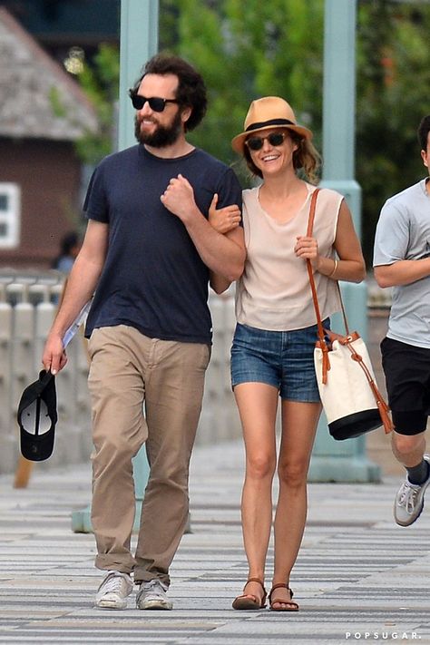 Pin for Later: 13 Times Keri Russell Oozed Cool, Laid-Back City Girl When She and Her Boyfriend Took a Romantic Stroll Near the River Kerri Russell And Matthew Rhys, Kerry Russell Style, Felicity Porter, Kerry Russell, Kerri Russell, Keri Russell Style, Matthew Rhys, Matthews Rhys, Summer Palette