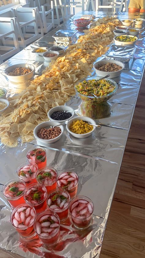 aesthetic nacho table summer dinner Nacho Grazing Tables, Nacho On Table, Dump Dinners On Table, Nacho Table Party Ideas, Taco Night Aesthetic, Group Dinner Aesthetic, Nachos Table, Nacho Table Display, Easy Group Dinner