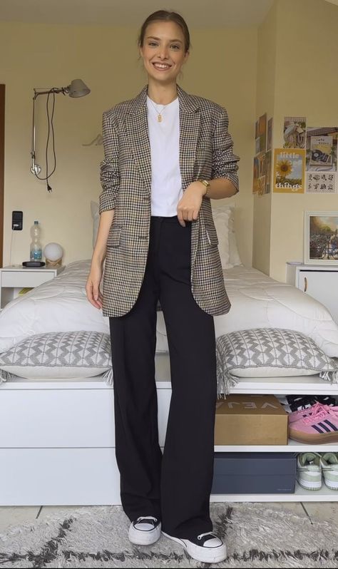 Blazer Black And White Outfit, Palazzo Pants And Blazer Outfit, Work Outfits Women Trousers, Blazer Checked Outfit, Semi Formal Black And White Outfits, Black And White Plaid Blazer Outfit, How To Style Black Trousers Women, Black White Blazer Outfit, Trouser And Blazer Outfit