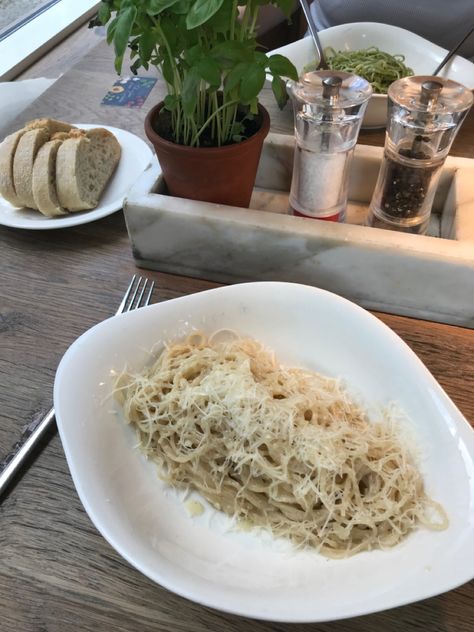 #essen#restaurant#vapiano#pasta#summer#friends Pasta Summer, Friends Food, Summer Friends, Spaghetti, Pasta, Restaurant, Ethnic Recipes