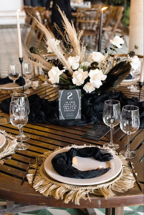 Boho Wedding Black And White, White And Beige Centerpieces, Black And Champagne Table Decor, Black And Beige Wedding Bouquet, Minimalist Black Wedding Decor, Black Copper White Wedding, Taupe And Black Wedding Theme, Black Gold And Beige Wedding, Simple Boho Reception Decor