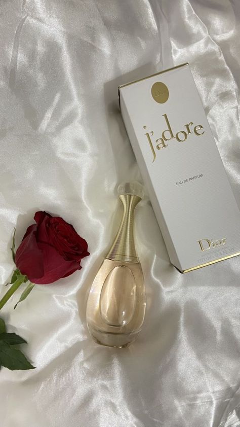 Koleksi Parfum, Perfume Dior, Dior Jadore, Imagenes Mary Kay, Expensive Perfume, Perfume Photography, Inspiration Tattoos, Perfume Floral, Perfume Collection Fragrance