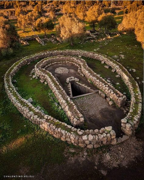 Cagliari Sardinia Italy, Sacred Well, Ancient Buildings, Sardinia Italy, Ancient Mysteries, Sacred Places, Ancient Aliens, Historical Place, Ancient Architecture