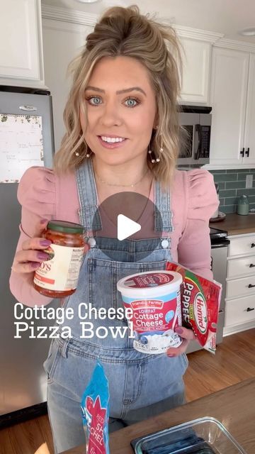 K a y l a  B o y d on Instagram: "Quick Lunch Idea! Cottage Cheese Pizza Bowl with 41 Grams of Protein! There’s so many ways to customize this one! Here’s the recipe I use ⬇️  1 cup cottage cheese 1 serving (about 17) Turkey pepperoni  1/4 cup pizza sauce 1/4 cup shredded cheese Any veggie toppings you want  A little Italian seasoning and salt and pepper Microwave for 30 second increments until it’s warm!" Cottage Cheese Pizza Bowl, Vegan Cottage Cheese, Cottage Cheese Pizza, Cottage Cheese Dinner, High Protein Lunch Ideas, Cottage Cheese Recipes Healthy, Easy Pizza Crust, Cheese Pizza Recipe, Cheese Noodles