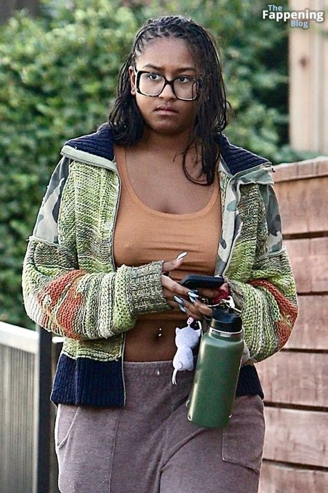 Sasha Obama Reveals Her Midriff Visiting a Friend (52 Photos) Check more at https://enter.dairysia.com/sasha-obama-reveals-her-midriff-visiting-a-friend-52-photos/ Sasha Obama Style, Pixie Aesthetic, Barak And Michelle Obama, Malia And Sasha, Sasha Obama, Malia Obama, Sasha Fierce, Button Piercing, Earthy Outfits