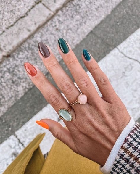 Fall Skittle Nails 2022, Short Nail Multicolor, Skittle Fall Nails, Multicolored Fall Nails, Winter Nails Multicolor, Neutral Multicolor Nails, Winter Skittle Nails, Fall Multi Colored Nails, Fall Rainbow Nails