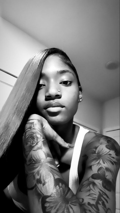 Instagram Model Outfits, Rose Tattoos For Women, Finger Tattoo For Women, Cute Tats, Black Girls With Tattoos, Tattoed Women, Piercings For Girls, Tattoos For Black Skin, Pretty Tattoos For Women