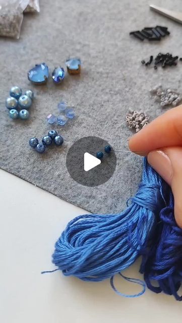 How To Embroider Beads, Fabric Brooch Diy, Handmade Brooches Ideas, Diy Brooch Pin, Making Brooches, Embroidery Ornaments, Face Brooch, Fabric Brooch, Brooch Diy