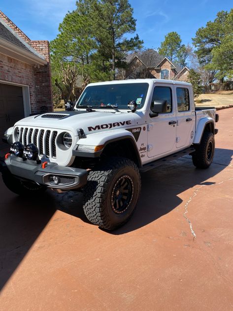 Mojave Jeep, Jeep Gladiator 6x6, Jeep Truck Gladiator, Jeep Gladiator Mojave, Jeep Wallpaper, Jeep Gladiator On 40s, Green Jeep, White Jeep, Orange Wheels