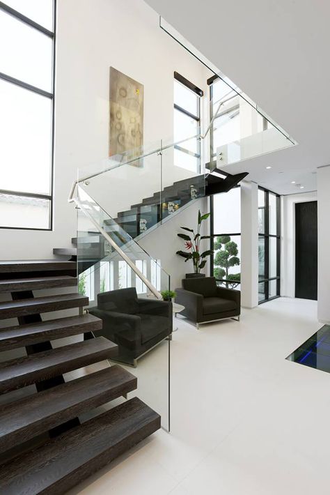 Modern dream home in Los Angeles: 6352 Colgate by architecture studio Amit Apel Design Teak Staircase, درج السلم, Staircase Designs, Escalier Design, Breathtaking Photography, Chemistry Notes, Amazing Houses, Staircase Ideas, Lan Can