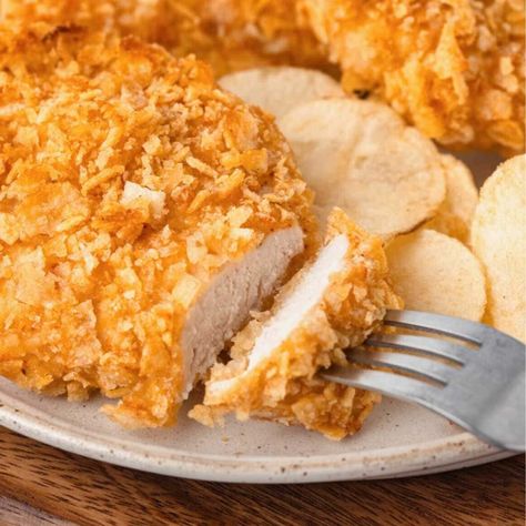 Get ready for Crunchy Potato Chip Chicken that's juicy on the inside and crispy on the outside! Potato Chip Crusted Chicken, Banana Pudding Fluff, Chip Crusted Chicken, Pudding Fluff, Chip Chicken, Chicken Quiche, Potato Chip Chicken, Chicken Strip, Pretzel Dessert