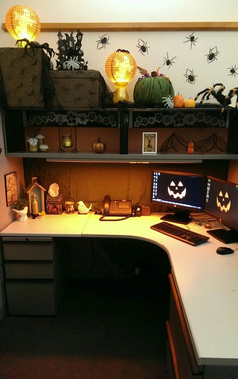 Halloween cubicle decor                                                                                                                                                                                 More Diy Cubicle Decor, Cubicle Halloween, Fall Office Decorations, Diy Cubicle, Halloween Cubicle, Work Cubicle Decor, Cozy Cubicle, Cubicle Decorations, Cubicle Ideas