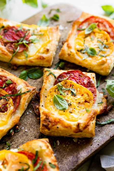 Puff Pastry With Tomatoes And Mozzarella, Tomato Boursin Upside Down Tarts, Tomato Basil Puff Pastry Tart, Tomato And Basil Puff Pastry, Puff Pastry Pizza Appetizers, Puff Pastry Tomato Mozzarella, Upside Down Puffed Pastry, Tomato Puff Pastry Appetizers, Mini Tomato Tarts