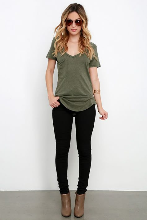 The V neck, short sleeves, and patch pocket keep the classic tee look on this olive green top, but the jersey knit fabric has a slub texture. Áo Blu, Jeans Outfits, Legging Outfits, Elegante Casual, Pinterest Outfits, Outfits Fashion, Office Outfits, Outfit Idea, Look Chic