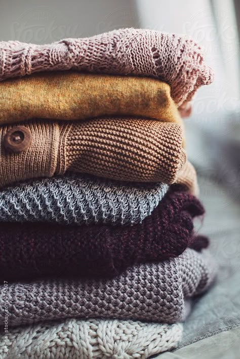 Warm winter sweaters piled up. Warm Sweaters, Autumn Vibes, Autumn Cozy, Comfy Fashion, Autumn Aesthetic, Winter Aesthetic, Look Vintage, Fall Aesthetic, Winter Sweaters