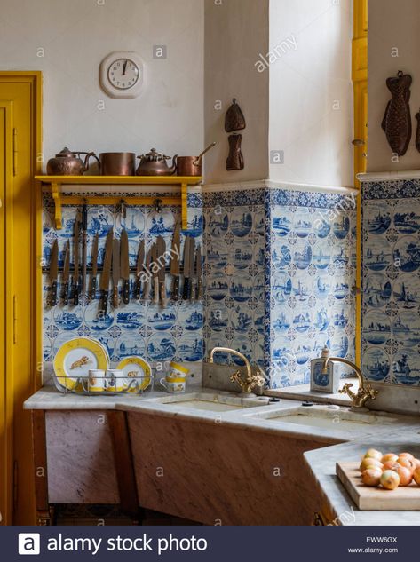 Delft tiling in kitchen corner with marble topped work surfaces and knife rack Stock Photo Delft Kitchen, Old Fashioned Bathtub, Yellow Dresser, Dutch Tiles, Dutch Blue, Blue Delft, Country Kitchen Designs, Knife Rack, Delft Tiles