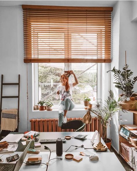 Venetian Ceiling, Venetian Blinds Living Room, Wooden Blinds Bedroom, Wooden Blinds For Windows, Wooden Blinds Living Room, Wooden Blinds Kitchen, Wooden Venetian Blinds, Wooden Window Blinds, Bay Window Living Room