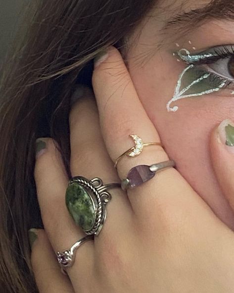 robin on Instagram: “pretty rings + pretty makeup = pretty pictures <3” Grunge Jewelry, Indie Jewelry, Estilo Hippie, Fairy Aesthetic, Dope Jewelry, Funky Jewelry, Jewelry Inspo, Grunge Aesthetic, Green Aesthetic