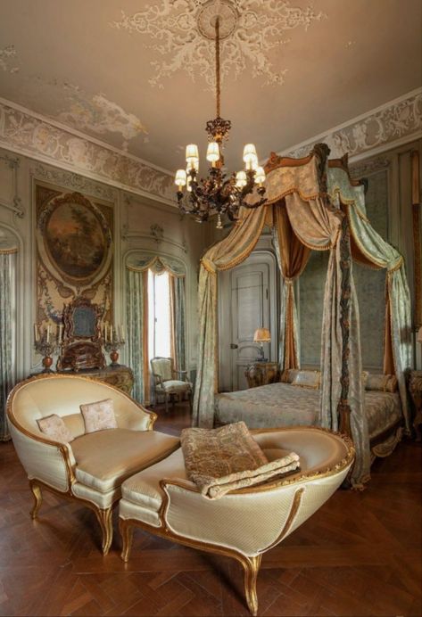 Edwardian Room Aesthetic, Queen Aesthetic Bedroom, 1800 Bedroom Aesthetic, Royal Rooms Bedrooms, 1800 Room Aesthetic, Royal Victorian Bedroom, Victorian Bedroom Green, Victorian Era Room Aesthetic, Victorian Era Bedroom Aesthetic