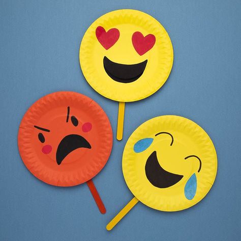 Funny Crafts For Kids, Emoji Craft, Emoji Diy, Arts And Crafts Interiors, Paper Plate Crafts For Kids, Arts And Crafts For Adults, Arts And Crafts For Teens, Emoji Party, Puppet Crafts