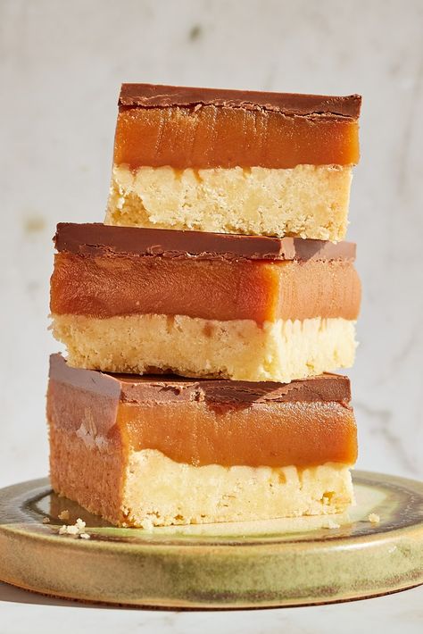 Gluten Free British Recipes, Gluten Free Millionaire Bars, Gluten Free Afternoon Tea Recipes, Gluten Free Traybake, Gluten Free Traybake Recipes, Millionaire Shortbread Cake, Gluten Free Millionaire Shortbread, Chocolate Millionaire Shortbread, Gf Biscuits