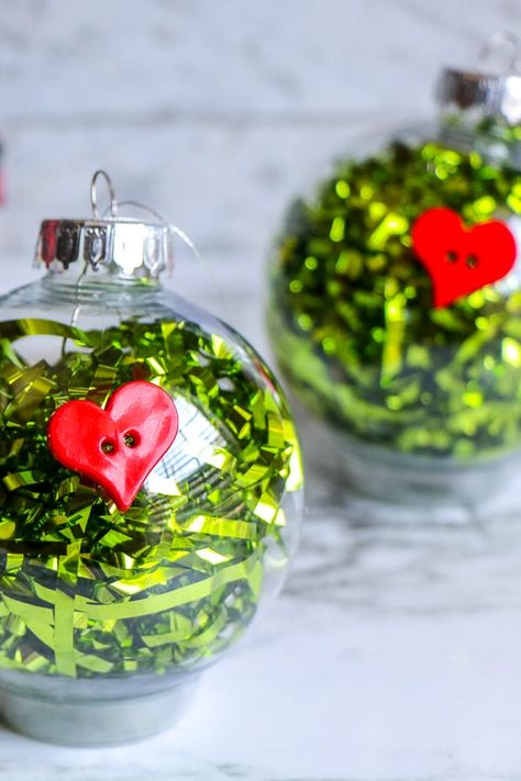 How to make these grinch ornaments. This easy craft is perfect for a DIY Christmas ornament. Even the kids can help make these. Christmas Diyornaments, Diy Grinch Ornaments, Grinch Christmas Ornaments, Diy Grinch, Grinch Ornament, Easy Ornaments, Grinch Christmas Tree, Grinch Ornaments, Ornament Craft