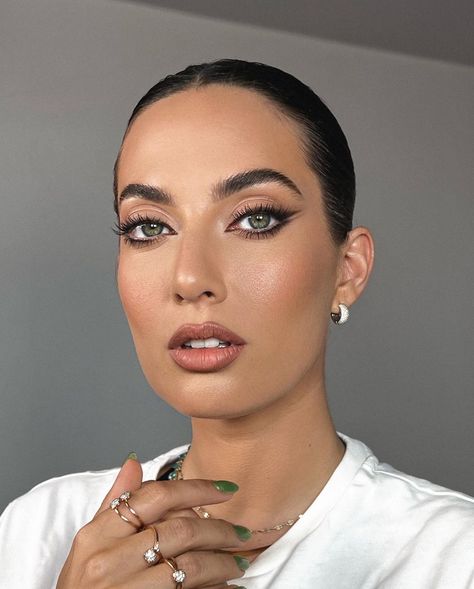 M R D A N I E L on Instagram: “Double liner makeup tutorial on @giuliavalentina online on my yt channel 🤗” Double Liner, Vintage Makeup Looks, Liner Makeup, Beauty Zone, Classy Makeup, Yt Channel, Glowing Makeup, Instagram Makeup, Vintage Makeup