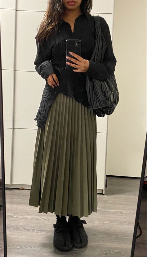 Pleated Skirt Long Outfit, Brown Pleated Skirt Outfit Summer, Knife Pleated Skirt Outfit, Black Pleated Skirt Outfit Aesthetic, Pleaded Skirt Outfits Aesthetic, Long Black Pleated Skirt Outfit, Pleated Skirt Winter Outfit, Puffy Shoes, Long Pleated Skirt Outfit