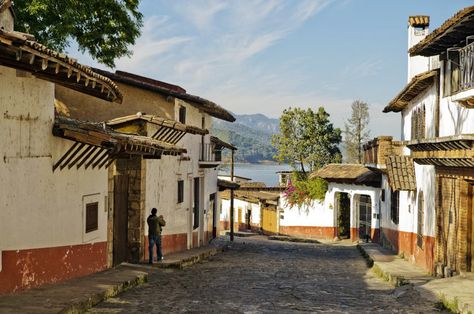 Este pueblo a orillas del lago Avandaro tiene uno de los cascos históricos más bonitos del centro de México. Se accede por una carretera larga y sinuosa desde Toluca, a 85 kilómetros al este. Mexico Beaches, Neoclassical Architecture, Parasailing, St Francis, Local Guide, Bike Trails, Picnic Area, Mexico Travel, Boutique Hotel