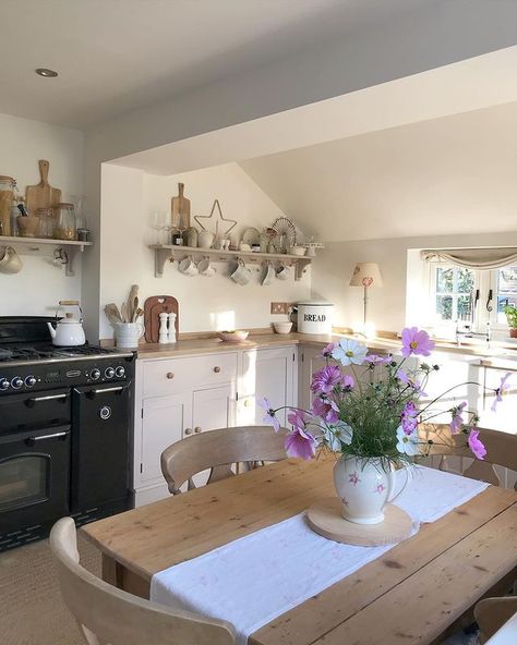 Small Cottage Interiors, Rural Cottage, Peeling Wallpaper, Cottage House Interior, English Cottage Interiors, English Country Cottages, Country Cottage Interiors, Country Cottage Kitchen, Leaky Roof