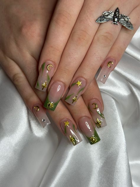 Short Green Square Acrylic Nails, Unique Green Nails, Earthy Nails Designs Square, Green Nails Gold Accent, Green With Gold Nails, Green Square Acrylic Nails, Green And Gold Acrylic Nails, Square Nails Green, Green And Gold Nails Acrylic