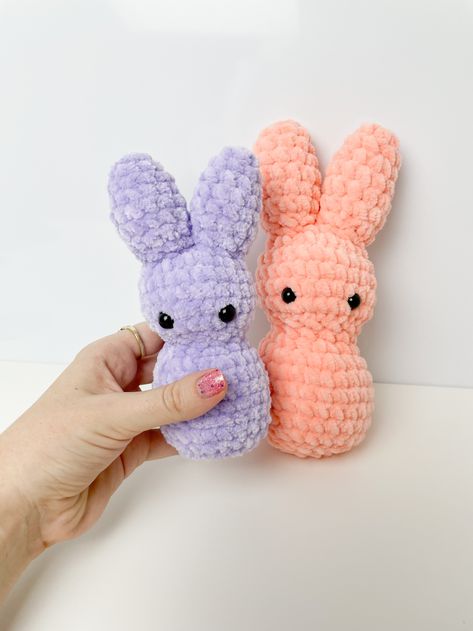 Rose and Lily Amigurumi: Crochet Easter Peep / Bunny - Free Crochet Pattern Easter Crochet Patterns Free, Easter Bunny Crochet Pattern, Crochet Unique, Confection Au Crochet, Easter Crochet Patterns, Crochet Bunny Pattern, Crochet Animals Free Patterns, Crochet Design Pattern, Beginner Crochet Projects