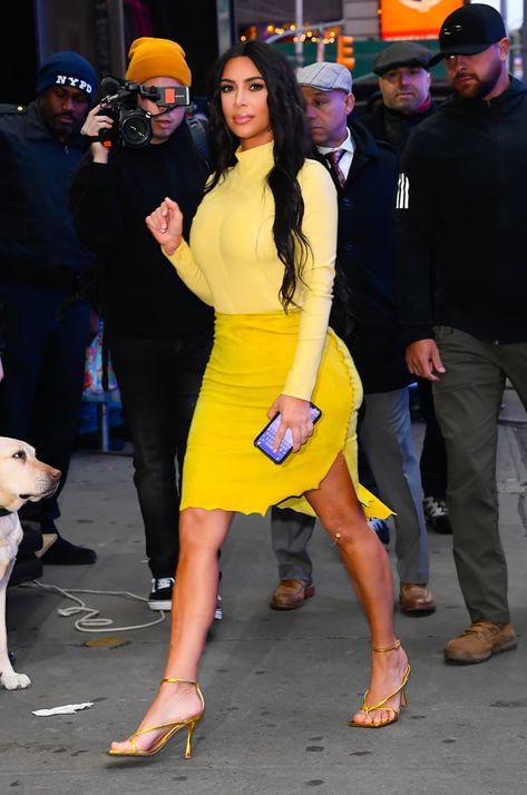 Kim Kardashian's Yellow Turtleneck and Suede Skirt in NYC Kim Kardashian Wallpaper, Oversized Fur Coat, Yellow Turtleneck, Kim Kardashian Makeup, Kim Kardashian Hair, Yellow Makeup, Kim Kardashian Outfits, Kim K Style, Kardashian Outfit