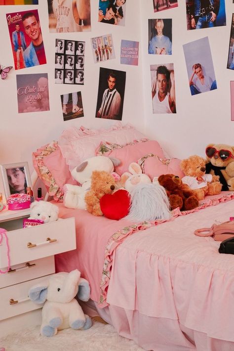 Bedroom Editorial, 90s Bedroom Aesthetic, Bedroom Inspirations Teenage, Childhood Room, 90s Bedroom, Teenager Bedroom, Bedroom Teen, Pink Bedroom For Girls, Minga London