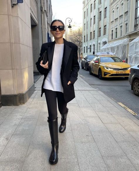 A woman walking on the street wearing riding boots styled with black leggings, an oversized black blazer and big sunglasses. Flat Tall Boots Outfits, Black Riding Boots Outfit, Snow Boots Outfit, Riding Boot Outfits, Winter Boots Outfits, Black Boots Outfit, Looks Country, Black Riding Boots, Mode Inspo