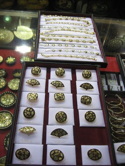 Damascene Jewelry collection oin a store in Toledo Spain Reselling Jewelry, Spain Jewelry, Damascene Jewelry, Toledo Spain, Designer Fashion Jewelry, Spain Travel, Magpie, Toledo, Jewelry Store